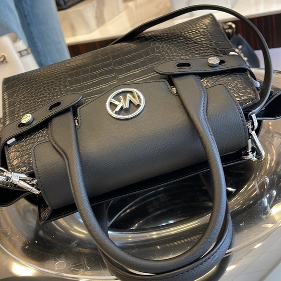 MICHAEL KORS
Carmen Medium Belted Flap Satchel Crocodile Leather
NWT - Picture 4 of 16